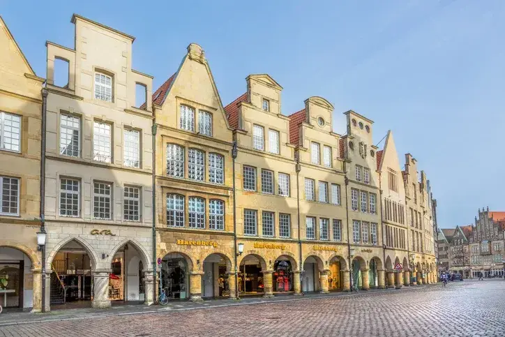 Hausbesitzer bei einer Energieberatung in Münster für den Einbau einer Wärmepumpe